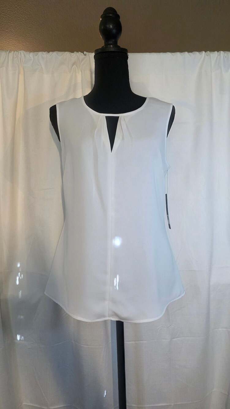 Nic+Zoe Easy Keyhole Sleeveless Blouse in Paper White - Picture 1 of 7